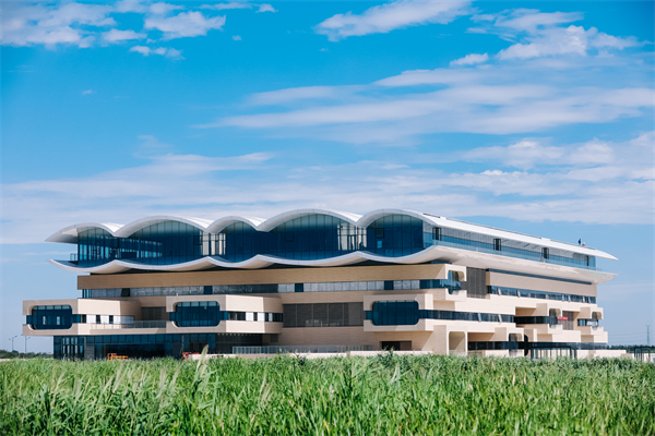 8月15日，中国民航大学宁河校区正式启动搬迁工作。图书馆以“云·流”为设计概念。.jpg